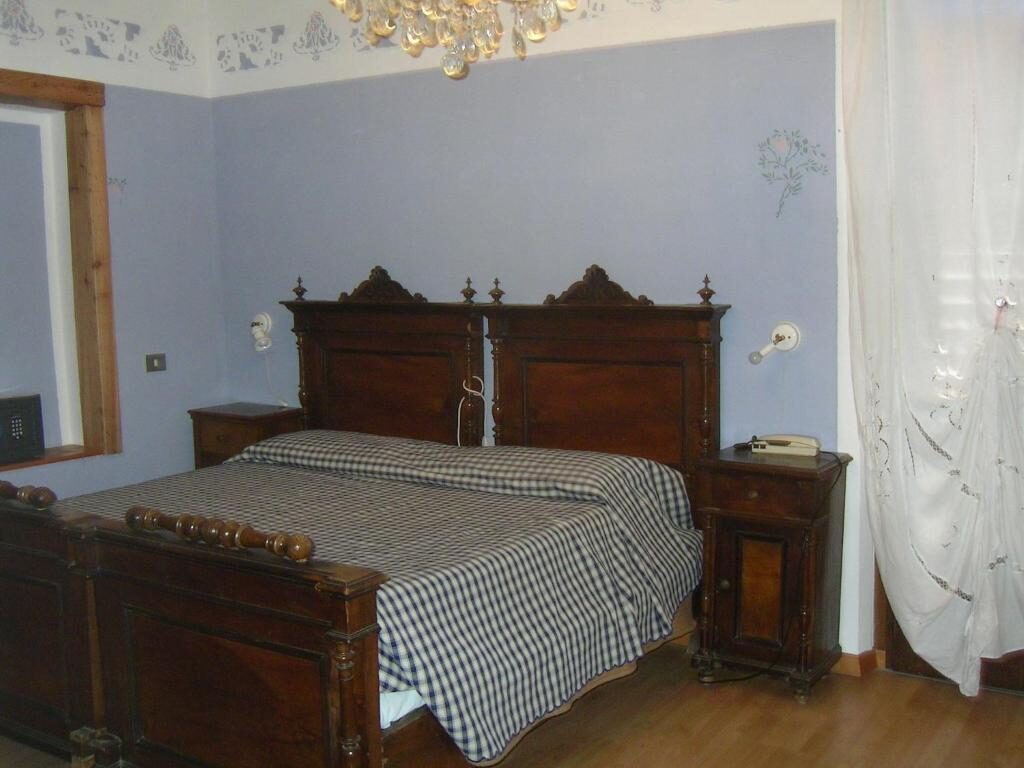 Camera quadrupla dell'Albergo San Cristoforo con mobili in legno